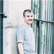 Titulaire d'un master en arts plastiques, je propose un accompagnement personnalisé en arts, culture, pratiques