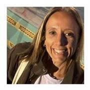 Maestra de apoyo escolar ofreciendo orientación académica y personal fomentando metodología y estrategias de aprendizajes