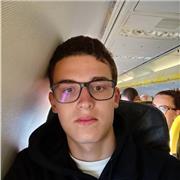 Studente appassionato di storia, frequentante il quinto anno di liceo scientifico, impartisce lezioni private di storia