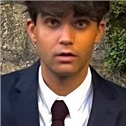 Estudiante de tercer año de ingeniería matemática con media de 7,8 en la carrera. Apasionado por las matemáticas y la programación.