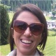 Profesora de inglés imparte clases a adultos y niños de todos los niveles