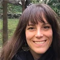 Laureata in legge, abilitata alla professione forense con esperienza nell'insegnamento. 