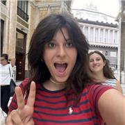 Ragazza universitaria con maturità classica che impartisce lezioni di italiano medie e liceo