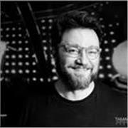 Pianista classico e tastierista pop. Hai voglia di suonare?