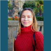 Licenciada en Filología Hispánica con ocho años impartiendo clases de Lengua, Latín y Español para extranjeros.