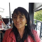 Me defino como una mujer independiente, responsable, y que ama la cultura en general y mi experiencia de vida en Francia durante 30 años me llenó de conocimientos sobre la cultura francesa que amo