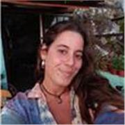 Educadora social enfocada en problemas de aprendizaje en primaria 