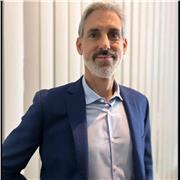 Profesional con más de 20 años de experiencia, licenciado en Economía