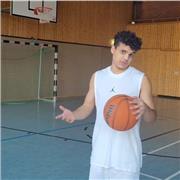 Hi, ich war als Schüler im Hölderlin Gymnasium. Hatte Mathe im Abi und studiere es grade mit Sport. Ich gebe schon zwei Personen Nachhilfe und zwei habe ich Jahre davor gegeben. Ich schaff es ziemlich gut, Spaß und Motivation in Mathe zu bringen, vor alle