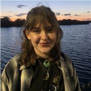 Ich bin mit einer Englisch sprachigen Familie großgeworden und habe 1 Jahr in England/ Irland gewohnt.