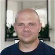 Language Confidence Coach y profesor multilingüe especializado en ayudar a adultos a comunicarse con claridad.