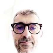 A disposizione per assistenza nello studio della biologia e della chimica per studenti delle scuole medie. 