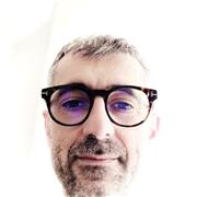 A disposizione per assistenza nello studio della biologia e della chimica per studenti delle scuole medie.