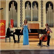 Laureata in Scienze politiche e sociali impartisce lezioni di letteratura italiana per chi frequenta le scuole medie e superiori