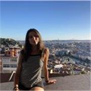 Studentessa di ingegneria impartisce lezioni di matematica, fisica e chimica