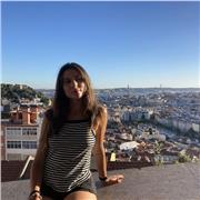 Studentessa di ingegneria impartisce lezioni di matematica, fisica e chimica