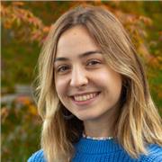 Profesora de inglés da clases presenciales y online