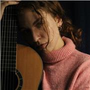 Diplomata al conservatorio in chitarra, impartisco lezioni per alunni di qualsiasi età e livello (da quello base a quello avanzato