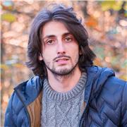 Laureato in Biotecnologie mediche con dottorato di ricerca insegna Italiano, Biologia, Genetica