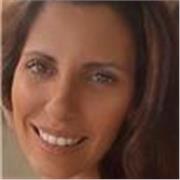 Profesora de inglés imparte clases a personas de todas las edades