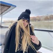 Soy italiana, tengo el bachillerato, hablo también inglés y un poco de francés, también podría hacer clase de matemática