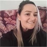 Profesora de yoga ofrece clases de hatha y vinyasa adaptadas a las necesidades de cada persona.