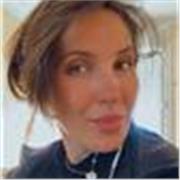 Autodidacte passionnée, j’enseigne le français avec cœur, partout dans le monde, virtuellement et avec énergie