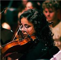 Estudiante de violín en ESMUC (Escuela Superior de Música de Cataluña), con título en Grado Profesional y mucha experiencia en la música: toco también el piano y la guitarra y bailo desde hace años, y tengo mucha experiencia en orquestas y cursos de músic