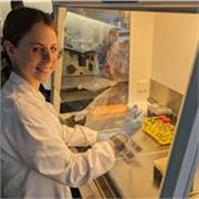 Tutor universitaria impartisce lezioni di Biologia