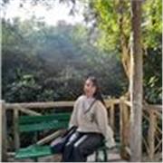 Profesora imparte clase a niños de primaria y secundaria