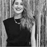 Profesora de inglés especializada en niveles básicos e intermedios