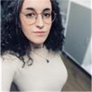 Studentessa universitaria per aiuto compiti e lezioni agli studenti della scuola primaria