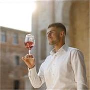 Sei alla ricerca di un insegnante serio e competente che ti introduca o aumenti la tua conoscenza del mondo del vino?