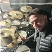 Sono un batterista diplomato presso il conservatorio di Roma, ho un'esperienza trentennale, ho diversi dischi che ho inciso e che 