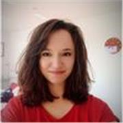 Psychologie-Tutorin, die Schüler*innen und Erwachsenen online unterrichtet. 