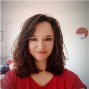 Psychologie-Tutorin, die Schüler*innen und Erwachsenen online unterrichtet.