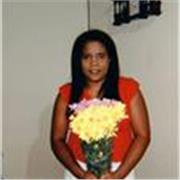 Maestra de primaria, con diferentes métodos de enseñanza que favorecen el aprendizaje del educando