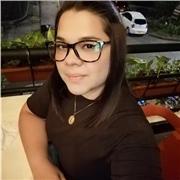 La profesora imparte clases de matemáticas y lenguaje a niños de primaria, primera infancia