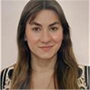 Formación humanística, redacción bilingüe y capacidad analítica destacada.