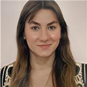 Formación humanística, redacción bilingüe y capacidad analítica destacada.