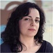 Profesora de Historia del Arte y Artes Plásticas con formación en Bellas Artes y Máster en historia del arte.