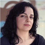 Profesora de Historia del Arte y Artes Plásticas con formación en Bellas Artes y Máster en historia del arte.