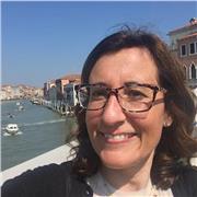 docente di diritto impartisce lezioni per studenti di liceo e universitari