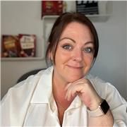 Especializada en Empoderamiento infantojuvenil acompaña a niñ@s y adolescentes en autoconocimiento e inteligencia emocional