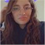 Studentessa di quarta superiore che da ripetizioni di matematica a studenti di prima superiore e medie