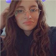 Studentessa di quarta superiore che da ripetizioni di matematica a studenti di prima superiore e medie