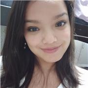 Profesora de inglés que imparte clases de manera didáctica a niños, jóvenes y adultos