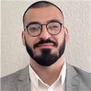 Frischer Entwicklungsingenieur gibt Nachhilfe für einfache Mathematik