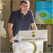 Profesor titulado en bachillerato que imparte clases a niños y adolescentes de entre 8 y 16 años