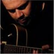 Luthier de Guitarras clásicas y elétricas, bajos y otros instrumentos de cuerda